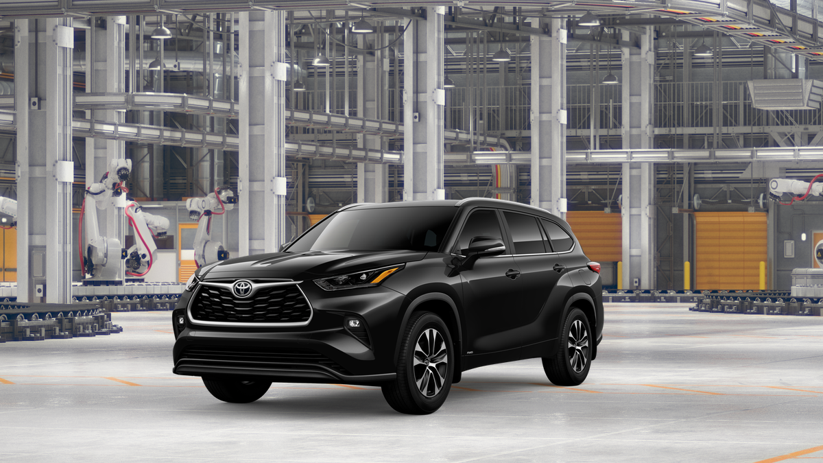 2026 Toyota Highlander Hybrid XLE in Midnight Black Metallic — front three-quarter view